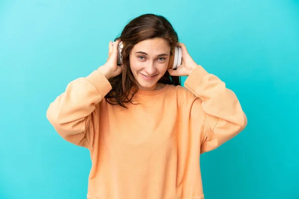 Giovane Donna Caucasica Isolata Sfondo Blu Ascoltare Musica — Foto Stock