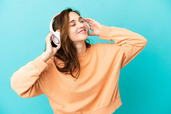 Giovane Donna Caucasica Isolata Sfondo Blu Ascoltare Musica Cantare — Foto Stock