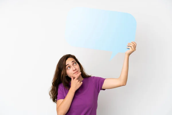 Young Caucasian Woman Isolated White Background Holding Empty Speech Bubble — ストック写真