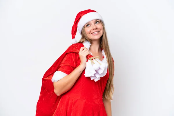 若いです白人女性として身に着けていますママNoel保持クリスマスサック隔離された上を見ながら笑顔 — ストック写真
