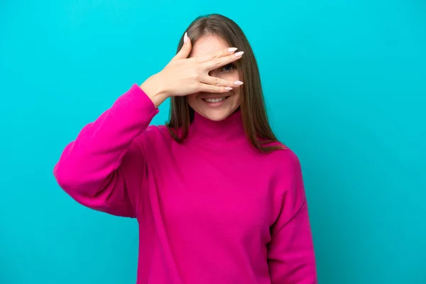 Młoda Litwinka Odizolowana Niebieskim Tle Okrywająca Oczy Dłońmi Uśmiechnięta — Zdjęcie stockowe