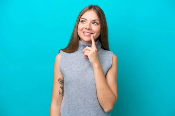 Jong Litouws Vrouw Geïsoleerd Blauwe Achtergrond Denken Een Idee Terwijl — Stockfoto