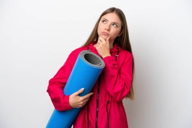 Arka planda paspas tutan genç bir kadın. 