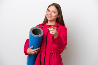 Arka planda paspas tutan genç bir kadın. 