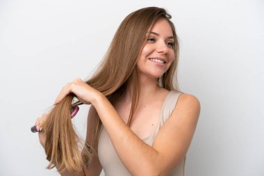 Genç Litvanyalı kadın beyaz arka planda saç tarağıyla izole edilmiş.