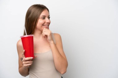 Litvanyalı genç bir kadın beyaz arka planda izole edilmiş bir şekilde serinletici bir fikir üretiyor.