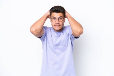 Beyaz arka planda izole edilmiş genç beyaz bir adam gergin hareketler yapıyor.