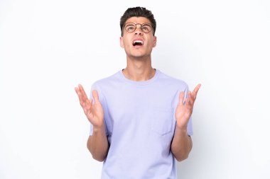 Beyaz arka planda izole edilmiş genç beyaz adam bunalıma girdi.