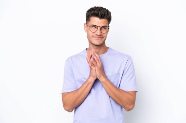 Beyaz arka planda izole edilmiş genç beyaz adam bir şeyler planlıyor.