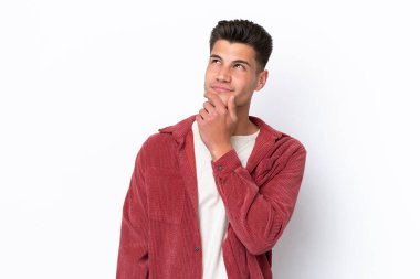 Beyaz arka planda izole edilmiş genç beyaz bir adam var.