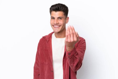 Beyaz arka planda izole edilmiş genç beyaz bir adam, bizimle gelmesi için davet ediyor. Gelmene sevindim.