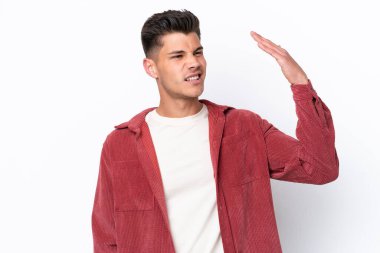 Beyaz arka planda izole edilmiş, yorgun ve hasta bir yüzü olan genç beyaz bir adam.