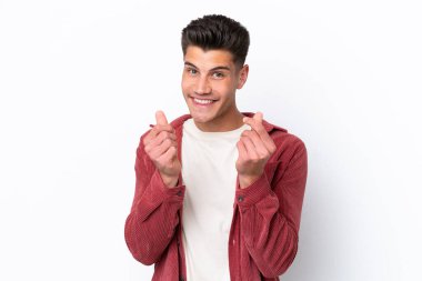 Beyaz arka planda izole genç beyaz adam para jesti yapıyor