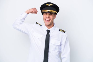 Beyaz arka planda izole edilmiş Kafkasyalı uçak pilotu güçlü bir hareket yapıyor.