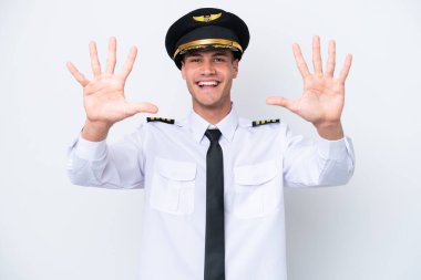 Kafkasyalı uçak pilotu beyaz arka planda izole edilmiş. Parmaklarıyla 10 kişi sayıyor.