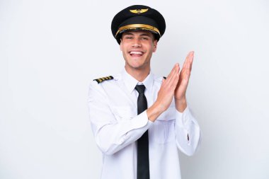 Beyaz arka planda izole edilmiş Kafkasyalı uçak pilotu bir konferansta sunumdan sonra alkışlıyor.