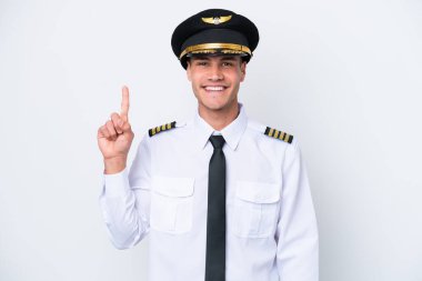 Kafkasyalı uçak pilotu beyaz arka planda izole edildi ve en iyinin işareti olarak parmağını kaldırdı.