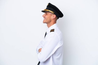 Kafkasyalı uçak pilotu beyaz arka planda yan pozisyonda izole edildi