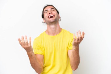 Beyaz arka planda izole edilmiş beyaz, yakışıklı bir adam. Çok gülümsüyor.