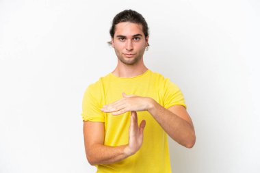 Beyaz arka planda izole edilmiş beyaz, yakışıklı bir adam.