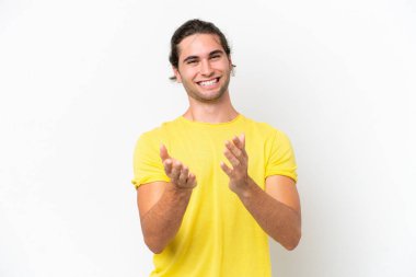 Beyaz arka plandaki beyaz tenli yakışıklı adam bir konferansta sunumdan sonra alkışlıyor.