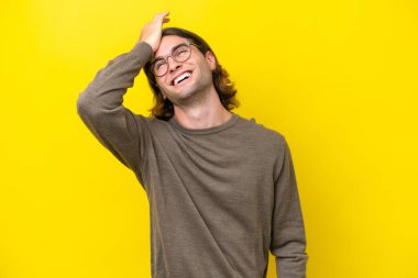 Sarı arka planda izole edilmiş beyaz yakışıklı bir adam bir şey fark etti ve çözüme niyetlendi.