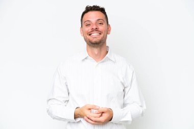 Beyaz arka planda izole edilmiş beyaz tenli yakışıklı bir adam gülüyor.