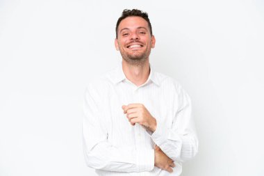 Beyaz arka planda izole edilmiş beyaz tenli yakışıklı bir adam gülüyor.