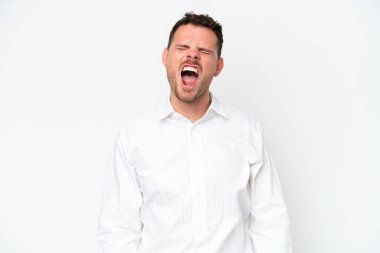 Beyaz arka planda izole edilmiş beyaz tenli yakışıklı bir adam ağzı açık bir şekilde öne doğru bağırıyor.