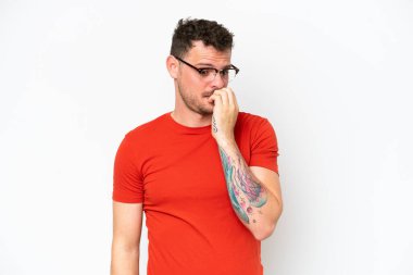 Beyaz arka planda soyutlanmış beyaz, beyaz, yakışıklı genç bir adam.