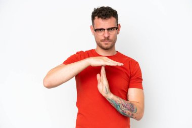 Beyaz arka planda izole edilmiş beyaz, yakışıklı genç bir adam.