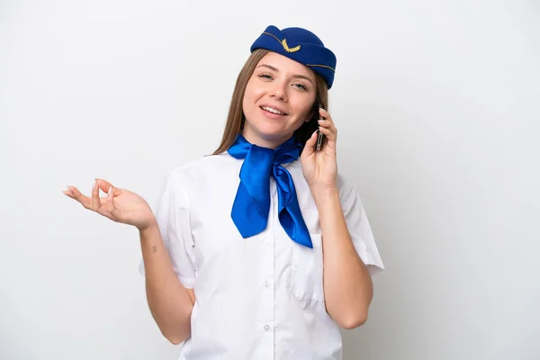 飛行機リトアニアの女性スチュワーデスは誰かと携帯電話との会話を保つ白い背景に隔離されています — ストック写真