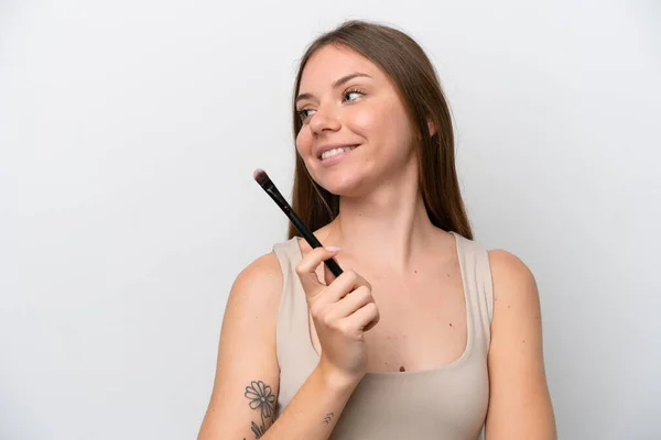 Joven Mujer Lituana Aislada Sobre Fondo Blanco Sosteniendo Cepillo Maquillaje — Foto de Stock