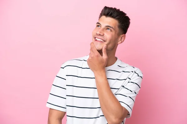 Jonge Kaukasische Man Geïsoleerd Roze Achtergrond Zoek Omhoog Terwijl Glimlachen — Stockfoto