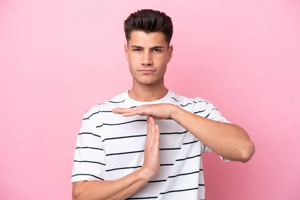 Jonge Blanke Man Geïsoleerd Roze Achtergrond Maken Time Out Gebaar — Stockfoto