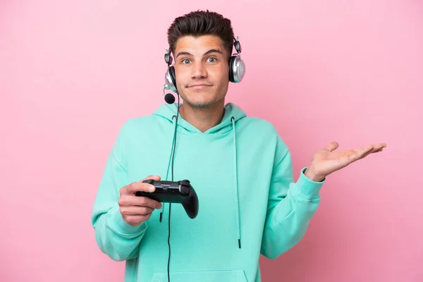 Junger Gutaussehender Kaukasischer Mann Der Mit Einem Videospielcontroller Auf Rosa — Stockfoto