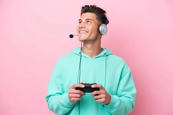Junge Gutaussehende Kaukasische Mann Spielt Mit Einem Videospielcontroller Isoliert Auf — Stockfoto