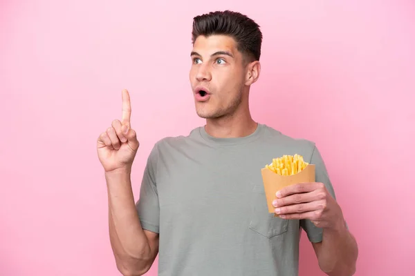 Jonge Blanke Man Met Gebakken Chips Geïsoleerd Roze Achtergrond Denkend — Stockfoto