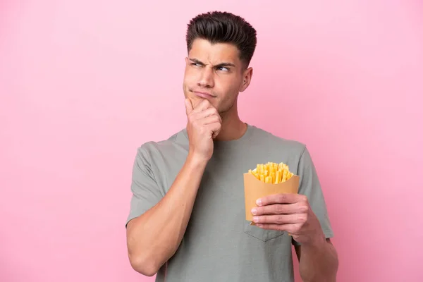 Jonge Blanke Man Met Gebakken Chips Geïsoleerd Roze Achtergrond Met — Stockfoto