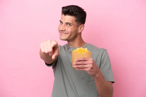 Jonge Blanke Man Met Gebakken Chips Geïsoleerd Roze Achtergrond Wijzen — Stockfoto