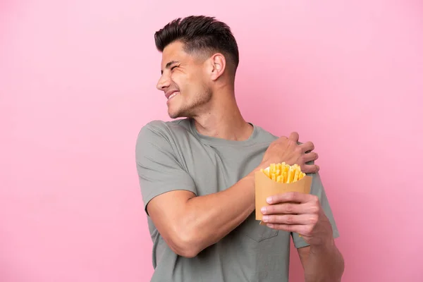 Jonge Blanke Man Met Gebakken Chips Geïsoleerd Roze Achtergrond Die — Stockfoto