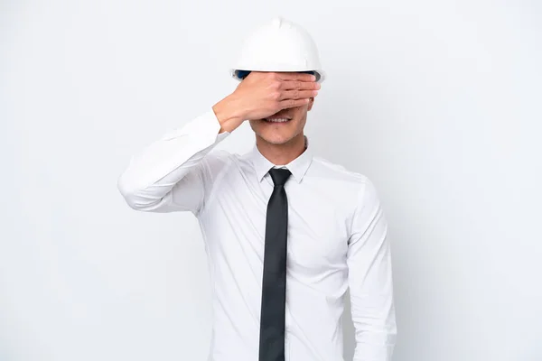 年轻的建筑师带着头盔的高加索人 手里拿着用白色背景隔开的蓝图 用手遮住眼睛 不想看到的东西 — 图库照片