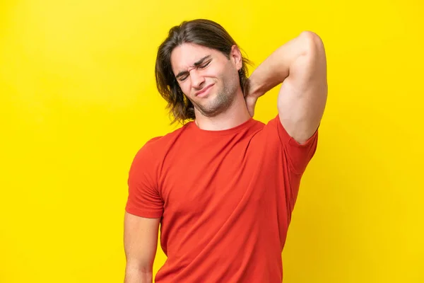 Kaukasischer Schöner Mann Isoliert Auf Gelbem Hintergrund Mit Nackenschmerzen — Stockfoto
