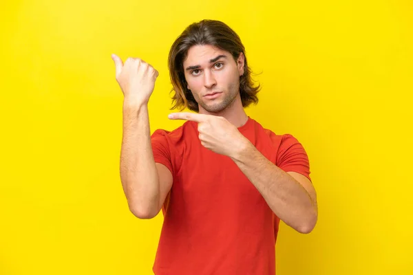 Kaukasischer Gutaussehender Mann Auf Gelbem Hintergrund Der Die Geste Macht — Stockfoto