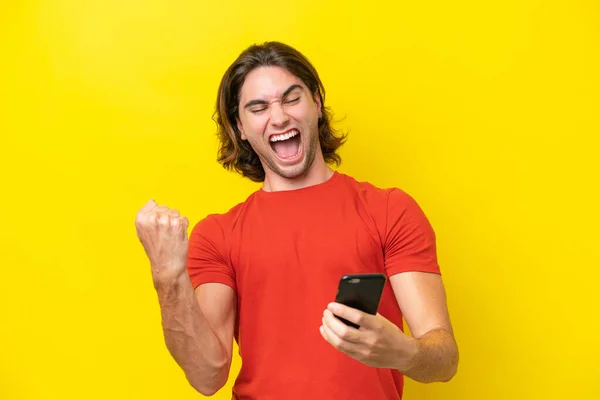 Caucasian Handsome Man Isolated Yellow Background Phone Victory Position — Stock Photo, Image