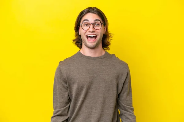 Caucasian Handsome Man Isolated Yellow Background Surprise Facial Expression — ストック写真