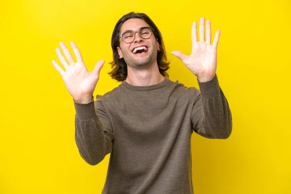 Sarı Arka Planda Izole Edilmiş Beyaz Yakışıklı Adam Parmaklarıyla Kadar — Stok fotoğraf