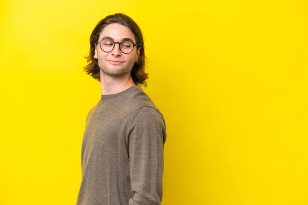 Blanke Knappe Man Geïsoleerd Gele Achtergrond Portret — Stockfoto