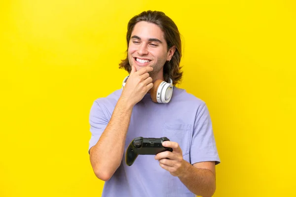 Молодой Красивый Белый Мужчина Играет Контроллером Видеоигры Изолированном Желтом Фоне — стоковое фото