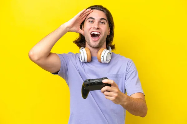 Jonge Knappe Blanke Man Spelen Met Een Video Game Controller — Stockfoto